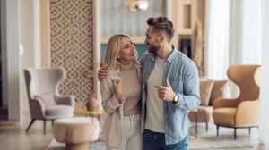 couple-salon-moderne-atmosphere-chaleureuse