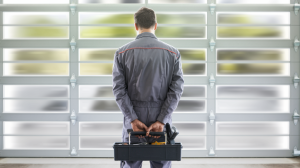 homme-travail-garage-porte-sectionnelle