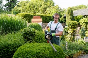 Comment choisir des chaussures de travail jardinier ?
