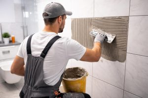 ouvrier-mortier-carrelage-salle-bains