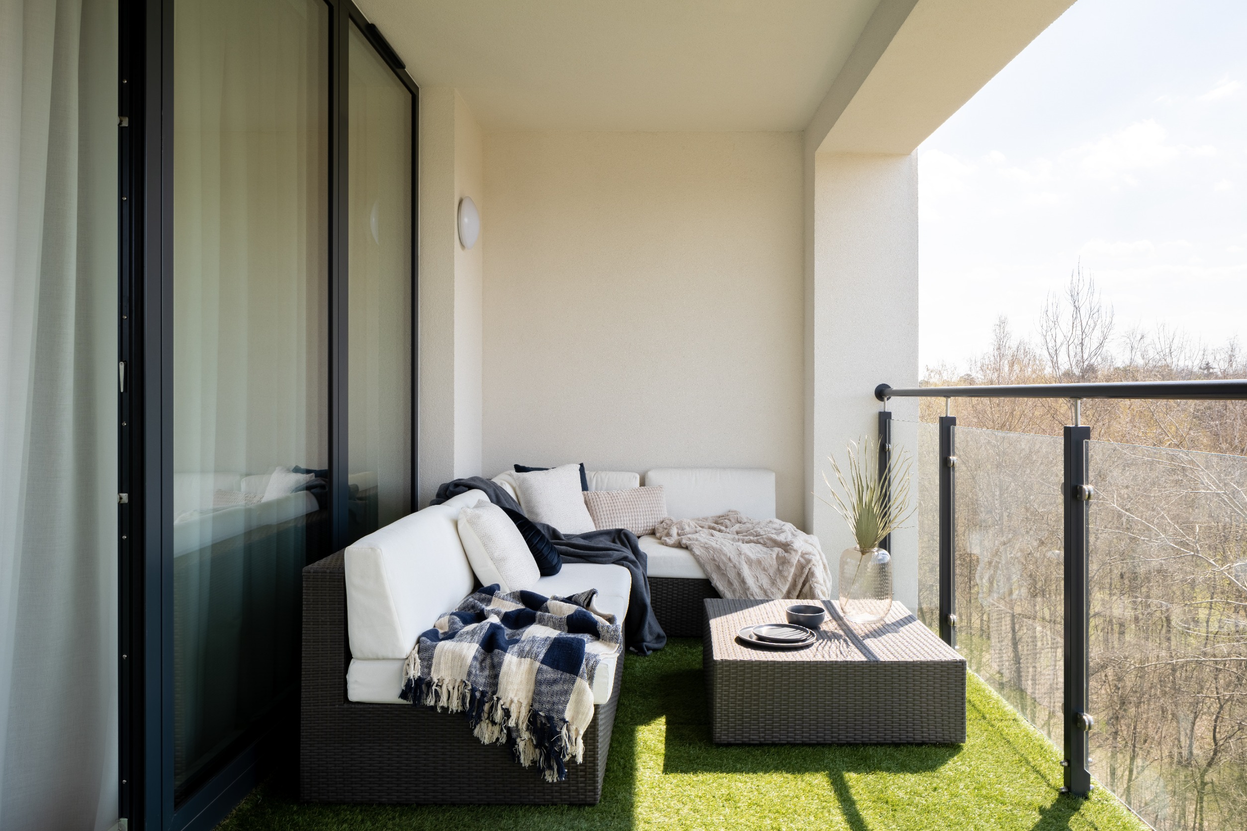 Gazon synthétique sur balcon : pourquoi votre voisin du dessous pourrait vous attaquer