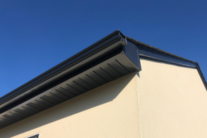 Achat de gouttières alu : est-ce vraiment plus rentable que le PVC ou le zinc ?